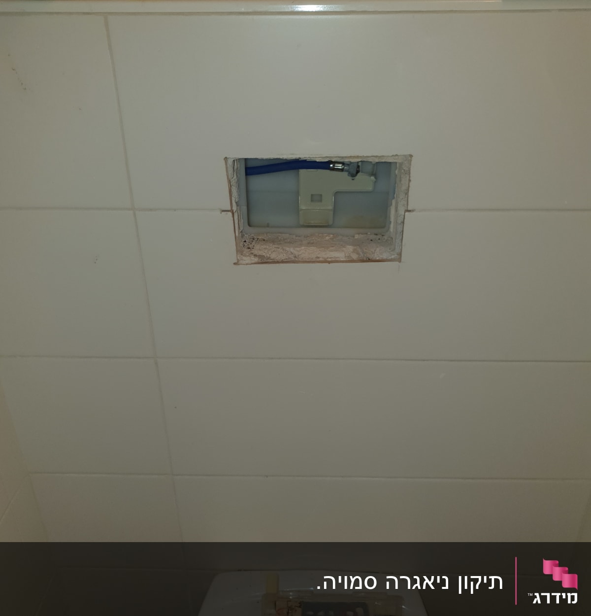חלקי אסלה מפורקים עם צינורות וכלים